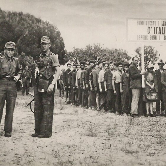 Dieses Bild zeigt 45 Zivilisten in Verbania. Sie wurden am gleichen Tag, dem 20. Juni 1944, von Soldaten der SS-Polizei erschossen.